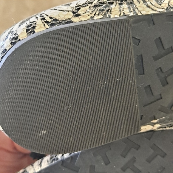 Tahari Blossom Size 9M Black/Cream Floral Pointed Toe Ballet Flats - Picture 10 of 12